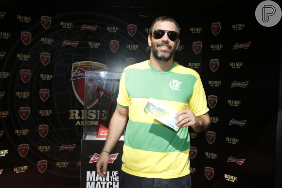 Marcelo Faria posa ao lado da taça de melhor do jogo no Maracanã