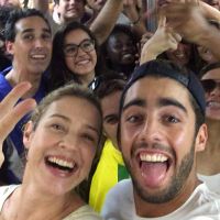 Luana Piovani volta de metrô de jogo no Maracanã com Pedro Scooby e posa com fãs