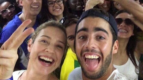 Luana Piovani volta de metrô de jogo no Maracanã com Pedro Scooby e posa com fãs