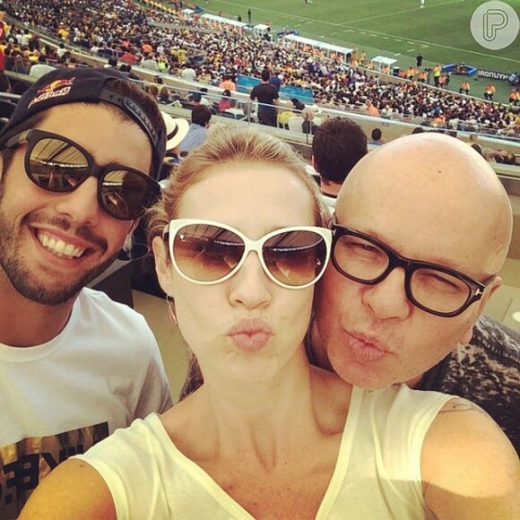 Luana Piovani e pedro Scooby encontraram Marcelo Tas no Maracanã