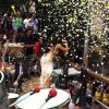 Isis Valverde canta em meio a uma chuva de confetes, em cima de um trio elétrico, em Salvador