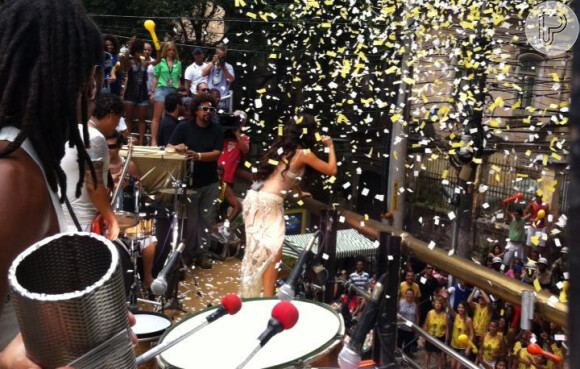 Isis Valverde canta em meio a uma chuva de confetes, em cima de um trio elétrico, em Salvador