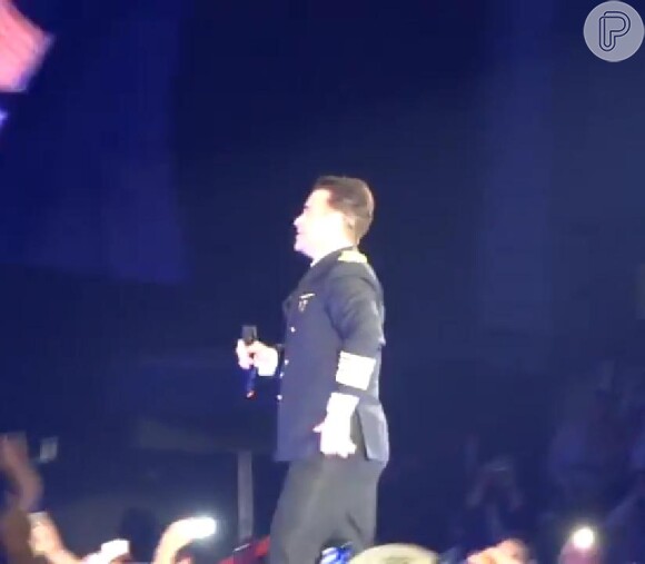 Robbie Williams voltou ao palco e continuou a apresentação em Newscastle