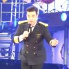Robbie Williams cai de palco e quebra braço de fã de 52 anos em show na Inglaterra, em 22 de junho de 2014