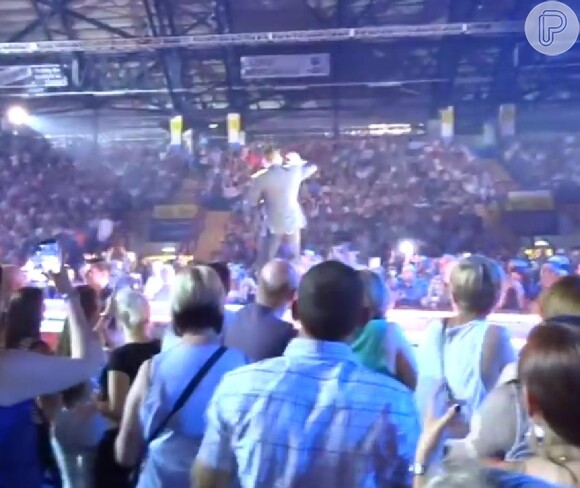 Robbie Williams cumprimentava plateia quando escorregou e caiu