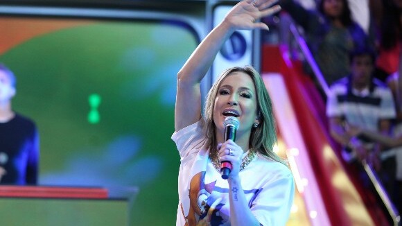 'Caldeirão': Claudia Leitte canta tema da Copa e recebe recado de Jennifer Lopez