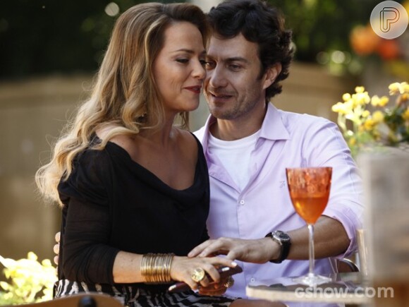 Shirley (Vivianne Pasmanter) pede que Laerte (Gabriel Braga Nunes) fique com ela em vez de Luiza (Bruna Marquezine), na novela 'Em Família'