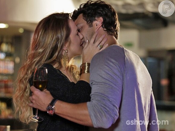 Laerte (Gabriel Braga Nunes) se deixa levar e beija Shirley (Vivianne Pasmanter), na novela 'Em Família'