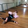Leticia Spiller contou com a companhia da filha, Stella, na aula de balé