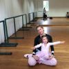Leticia Spiller contou com a companhia da filha, Stella, na aula de balé