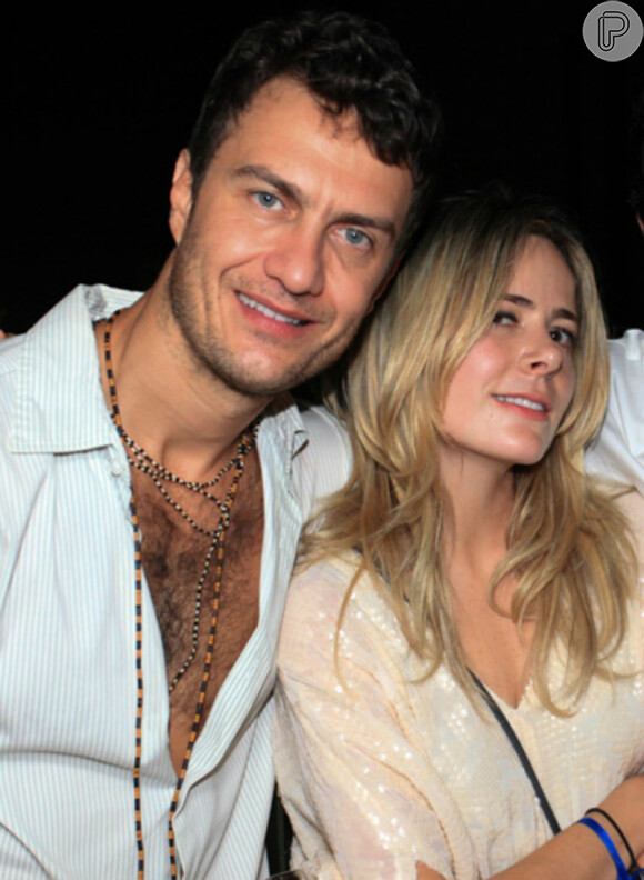 Gabriel Braga Nunes namorada a diretora e produtora Isabel Mello, com quem tem uma filha, Maria