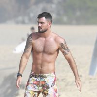 Juliano Cazarré exibe corpo sarado e habilidade no surf em praia do Rio
