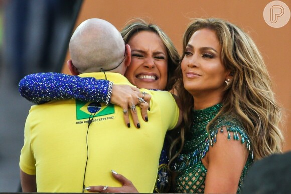 Claudia Leitte cantou com Jennifer Lopez e Pit Bull na abertura da Copa do Mundo