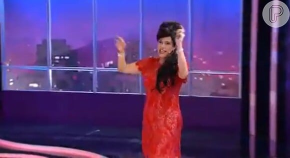 Narciza Tamborindeguy faz performance como Amy Winehouse