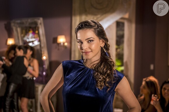Marina (Tainá Müller) fica preocupada com o que Diogo (José Rubens Chachá) tem para lhe contar, na novela 'Em Família'