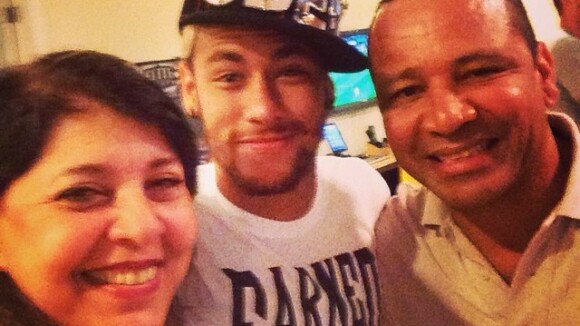 Roberta Miranda visita Neymar em sua casa e posa ao lado dele e de sua família
