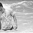 Diego Amaral posa no mar em ensaio sensual