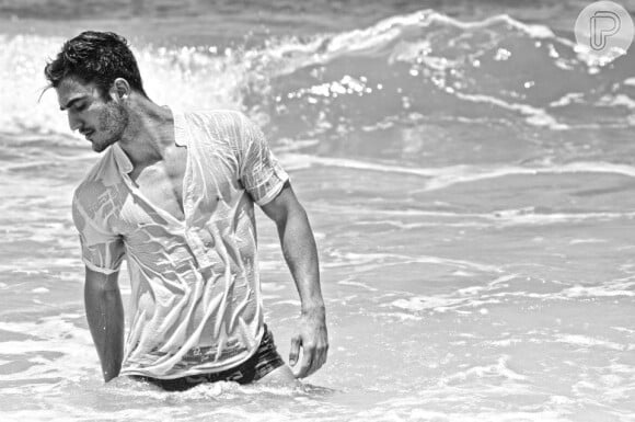 Diego Amaral posa no mar em ensaio sensual