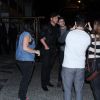 Kellan Lutz posa com fãs antes de entrar na festa
