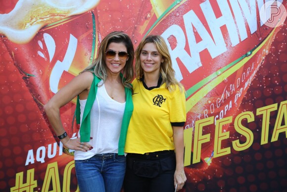 Deborah Secco e Carolina Dieckmann posam juntas na final da Copa do Mundo