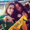 Deborah Secco não perdeu a chance de tietar a cantora Rihanna no Maracanã segurando uma camisa do Brasil em homenagem a Neymar