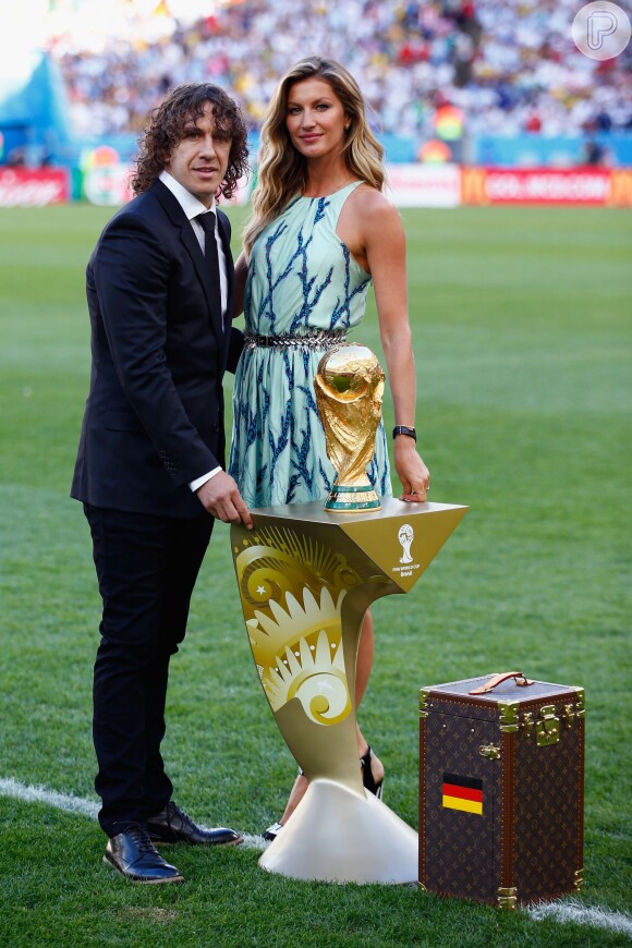 Gisele Bündchen foi convidada pela Fifa para participar do evento de encerramento da Copa ao lado do ex-capitão da Seleção Espanhola Carles Puyol, campeão no Mundial de 2010, realizado na África do Sul