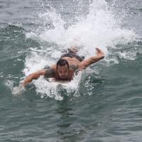 De folga das gravações de 'A Teia', Paulinho Vilhena surfa no Rio
