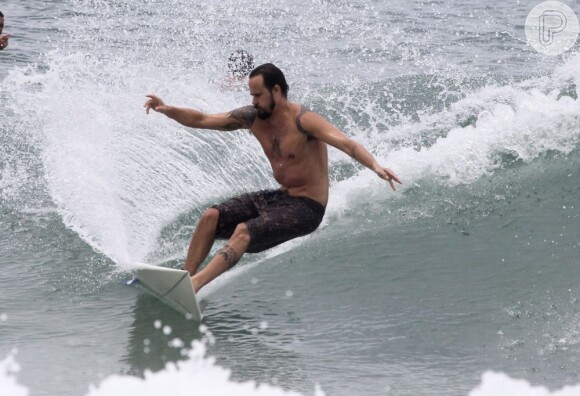 Paulinho Vilhena, que pratica o surfe sempre que pode, não se incomodou com o assédio dos paparazzi
