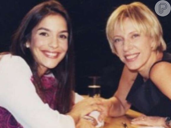 Durante entrevista à Marília Gabriela, no começo dos anos 2000, Ivete aparece com cabelos castanhos e fios retos, assim como no começo da carreira