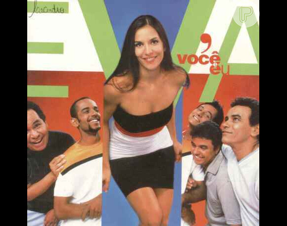 Em 1998, Ivete Sangalo exibia os cabelos um pouco mais curtos, mas a ainda retos e castanhos