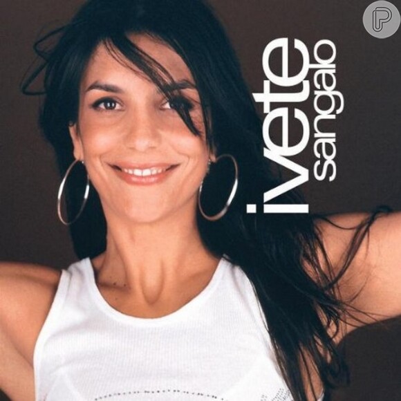 Em 2000, Ivete Sangalo aparecia com os fios pretos na capa de seu CD