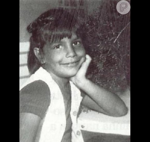 O cabelo de Ivete Sangalo sempre foi liso e, quando criança, ela era adepta da franja