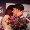 Ivete Sangalo ganha um buquê de flores do marido, Daniel Cady, após surgir com o novo visual