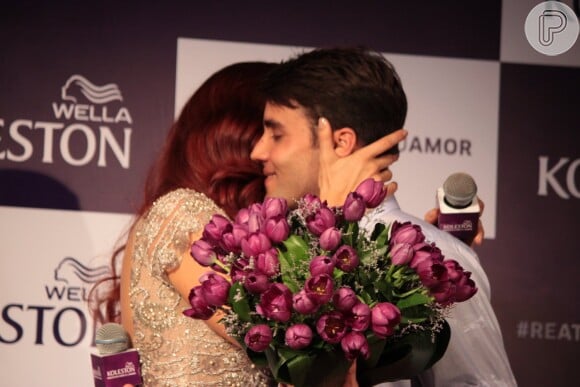 Ivete Sangalo ganha um buquê de flores do marido, Daniel Cady, após surgir com o novo visual