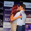 Ivete Sangalo beija o marido, Daniel Cady, ao ganhar flores durante evento da Koleston