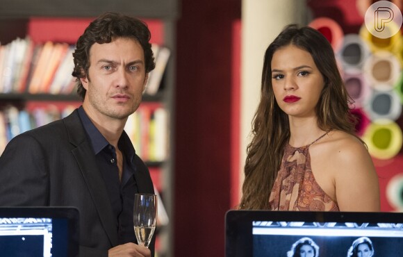 Luiza (Bruna Marquezine) e Laerte (Gabriel Braga Nunes) se casam, mas o flautista morre, no último capítulo da novela 'Em Família'