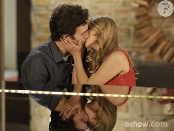 Lívia (Louise D'Tuani) beija Laerte (Gabriel Braga Nunes) em cena da novela 'Em Família'