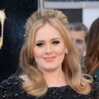 Adele retoma a carreira e confirma lançamento de turnê em 2015: '25'