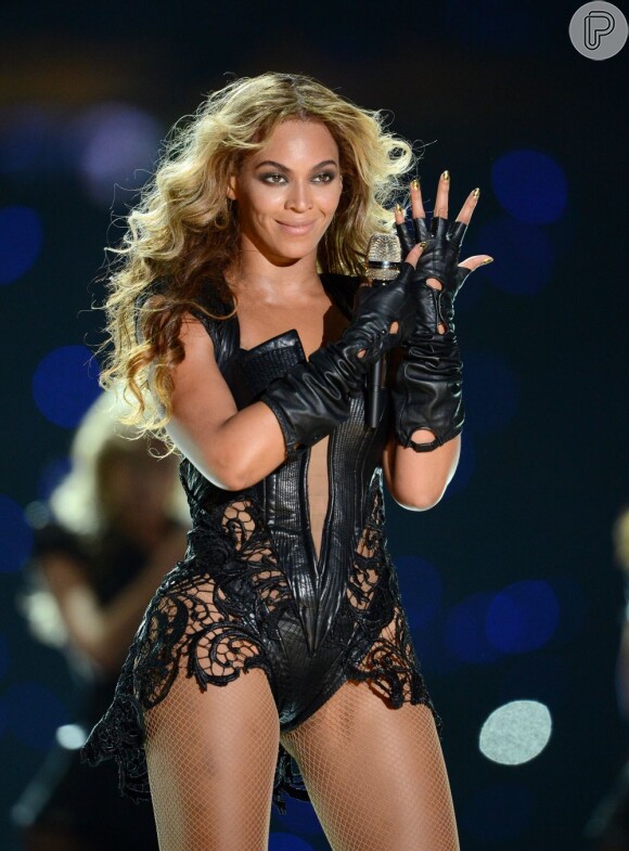 Beyoncé fez uma apresentação poderosa no domingo (3), durante o intervalo do Super Bowl