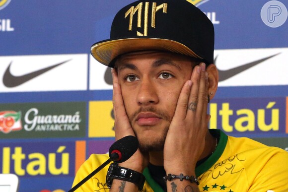 Neymar teve que deixar a Copa do Mundo após sofrer uma lesão na coluna. O jogador voltará para Barcelona em agosto