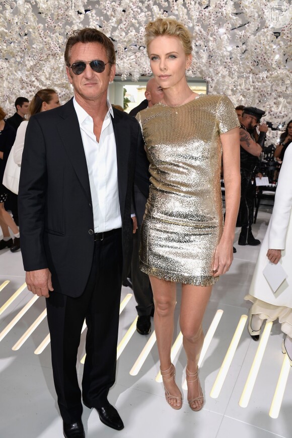 Charlize Theron e Sean Penn planejam se casar em breve, segundo informação da revista 'US Weekly'