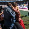 Shakira beijou o marido, Gerard Piqué, após cantar na final da Copa