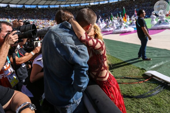 Shakira beijou o marido, Gerard Piqué, após cantar na final da Copa