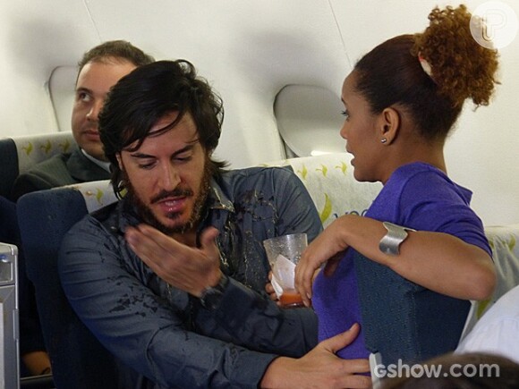 Herval (Ricardo Tozzi) e Verônca (Taís Araújo) se conhecem por acaso em um avião, voltando de Brasília, em 'Geração Brasil'