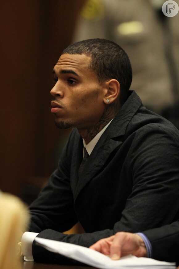 Chris Brown chega ao tribunal de Los Angeles, na Califórnia, nos Estados Unidos, acompanhado de Rihanna, em 6 de fevereiro de 2013
