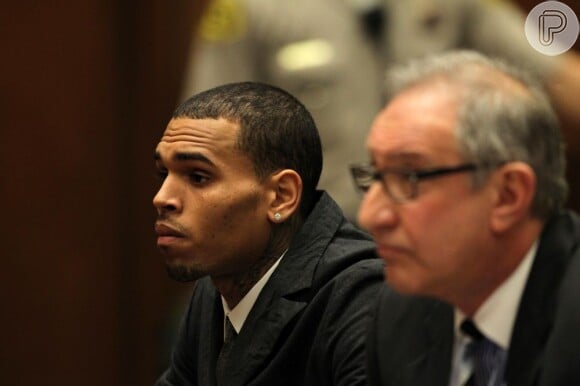 Chris Brown encara alegações de que teria mentido sobre os serviços comunitários