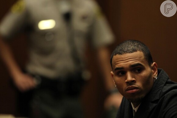 Se os registros dos serviços comunitários forem realmente falsos, Chris Brown poderá ter sua liberdade condicional anulada