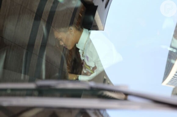 Rihanna entra no carro junto de Chris Brown após a audiência, em 6 de fevereiro