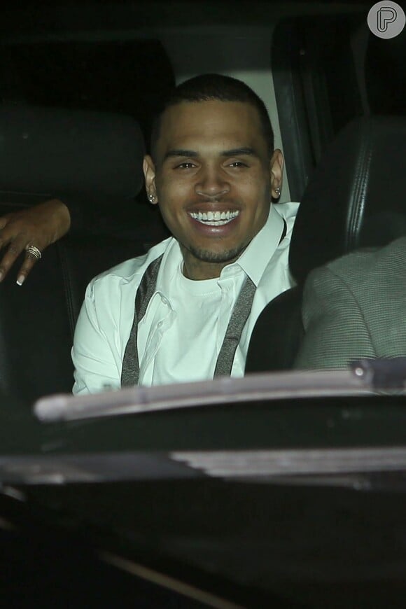 Rihanna e Chris Brown são vistos juntos em carro após a audiência