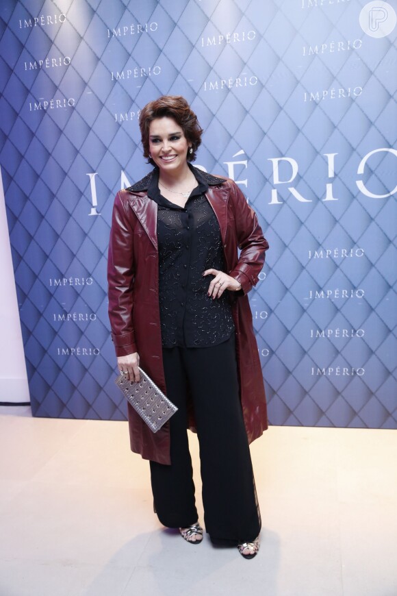 Suzi Rêgo escolheu uma blusa com transparência e um casaco vinho para a festa de lançamento de 'Império', a próxima novela das nove da TV Globo